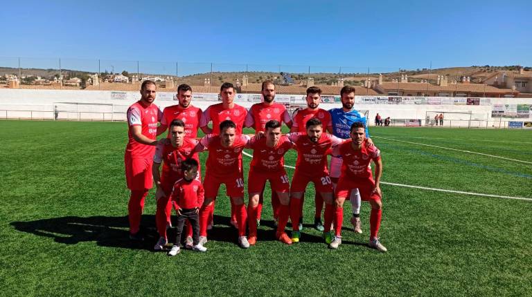 DERROTA. <i>Los jugadores que formaron en el once inicial del Torreperogil en el partido contra el Huétor Vega. </i>