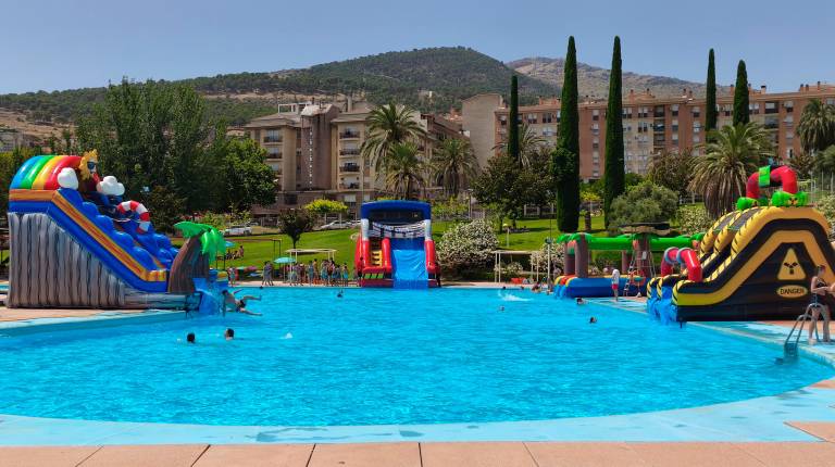 <i>Fiesta acuática montada por el Patronato de Deportes, en la apertura de la piscina de Las Fuentezuelas. / Pablo Espinosa / Diario JAÉN. </i>