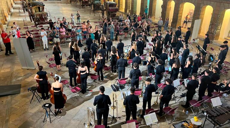 <i>La Joven Orquesta Sinfónica de Jaén (Josja), dirigida por Rafael de Torres, durante su ciclo de actuaciones en diferentes lugares de la cultura portuguesa, omo son el Museo de los Carruajes de Lisboa, el Monasterio de las Batallas y el Claustro principal del Convento de Cristo en Tomar. / Fotografías de José Carlos León Martínez.</i>