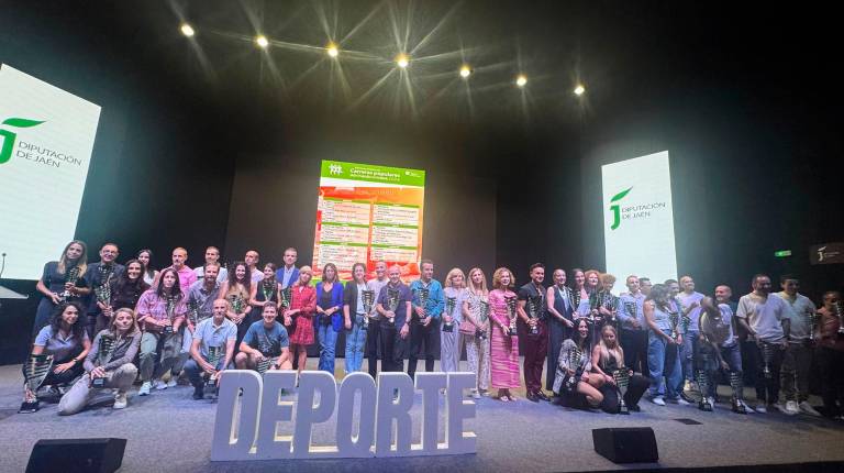 <i>La diputada de Cultura y Deportes de la Diputación Provincial, África Colomo, con los atletas galardonados del Gran Premio “Jaén, paraíso interior”.</i>