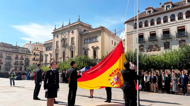 <i>Acto por el Día de la Policía Nacional en la Plaza de Santa María de Jaén. / Nuria Fernández Luque / Diario JAÉN.</i>
