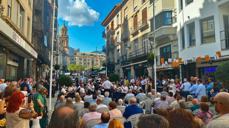 <i>concierto extraordinario de la Banda Municipal de Música de Jaén en la calle Bernabé Soriano. / Ayuntamiento de Jaén. </i>