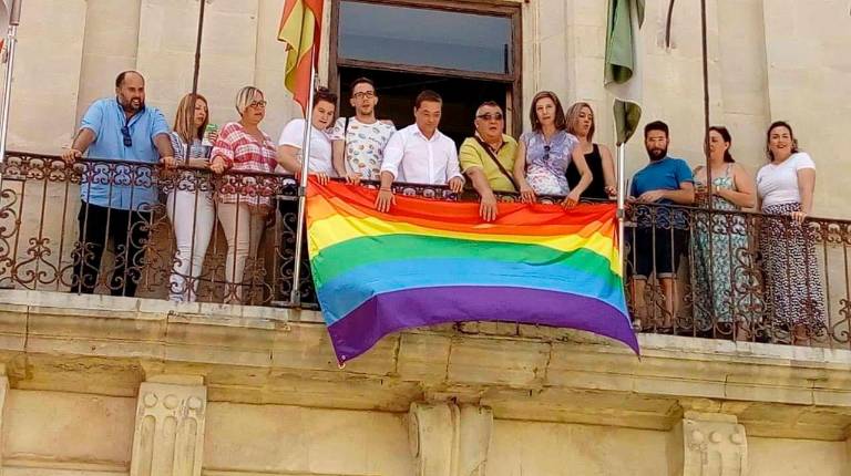 ACTO. <i>Miembros de la Corporación municipal, junto al colectivo Lgtbi, cuelgan la bandera en el Ayuntamiento.</i>