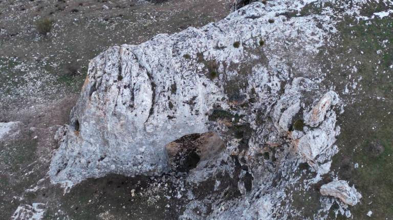 <i>La Loma Gérica y su piedra horadada. </i>
