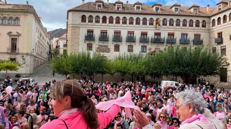 <i>Celebración de la marcha “Jaén se Viste de rosa”. / Judit Laguna / Diario JAÉN.</i>