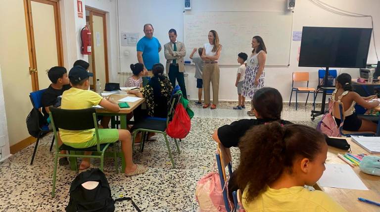 <i>El delegado de Desarrollo Educativo, Francisco José Solano, con participantes en el programa. / Junta vía Europa Press.</i>