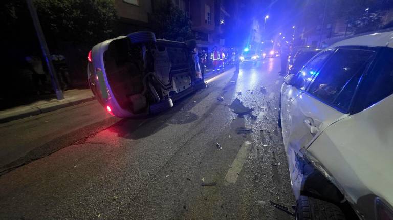 <i>Vehículo volcado en la Avenida de Madrid. / Ayuntamiento de Jaén. </i>