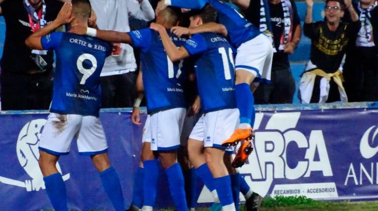 <span class=mln_uppercase_mln>GOL</span><i>. Los jugadores del Linares Deportivo celebran uno de los tantos de Chendo.</i>