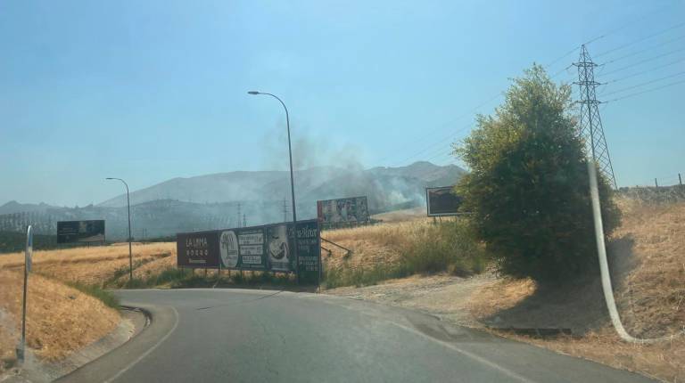 <i>Humo del incendio desde la carretera. / Sandra Niebla. </i>