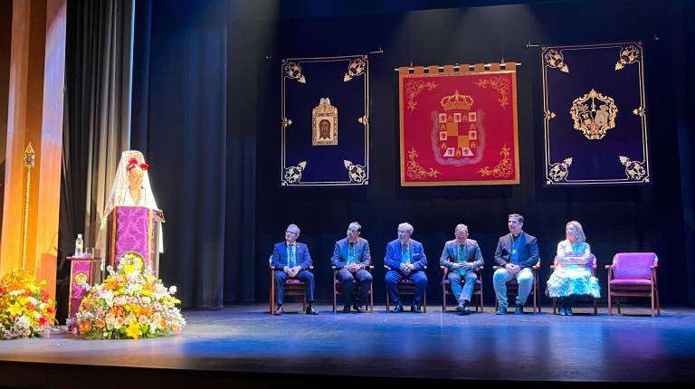 <i>Marta Torres pronuncia su pregón ante Manuel Castellano, Juan Ruiz, Francisco Sierra, Julio Millán, Jesús Millán y Úrsula Colmenero. / Álvaro Guzguti / Diario JAÉN.</i>