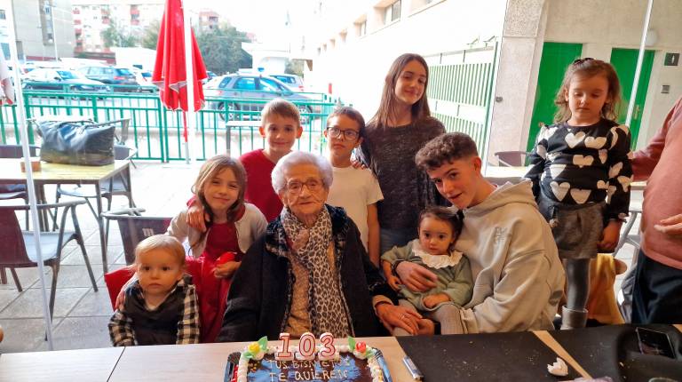 <i>Magdalena Fernández celebra su 103 cumpleaños junto a sus dos hijos, sus cinco nietos y sus nueve bisnietos.</i>
