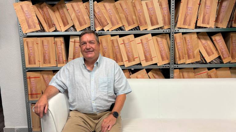 <i>Francisco Tirado Moral en la sala 80 Aniversario de la sede corporativa de Diario JAÉN. / Elisabeth Ruiz / Diario JAÉN.</i>