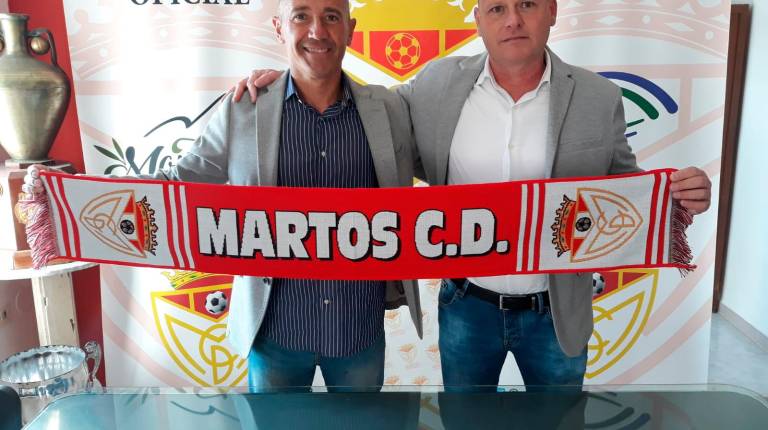 <span class=mln_uppercase_mln>APUESTA</span><i>. Miguel Morales y Darío Martínez, con la bufanda del Martos CD.</i>