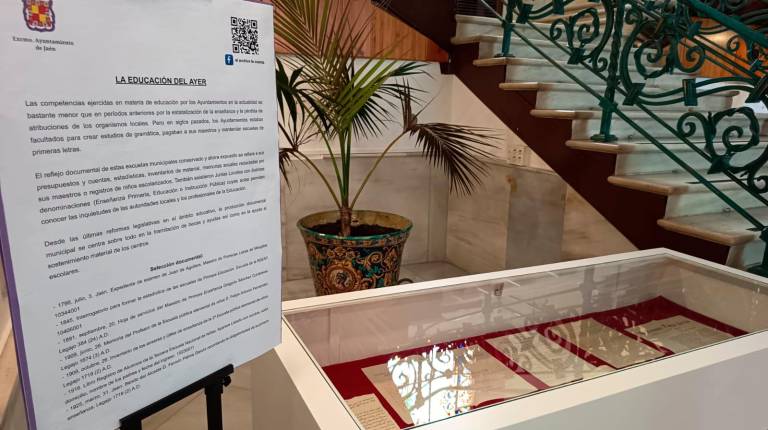 <i>Vitrina donde han expuesto los escritos en el Ayuntamiento. / Ayuntamiento de Jaén. </i>