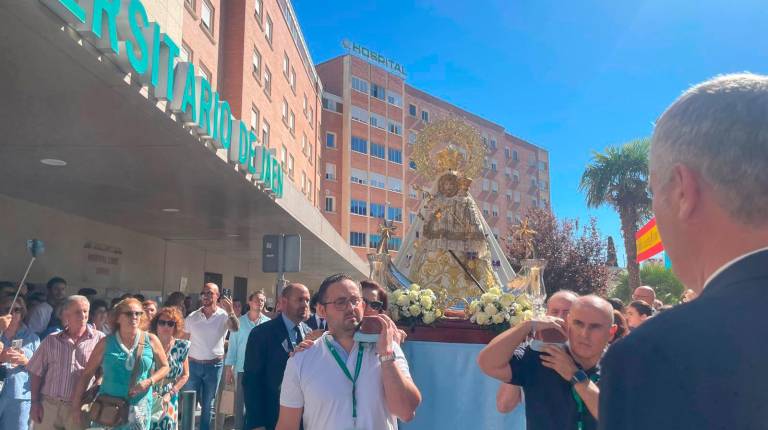 <i>La Virgen de la Capilla, en la puerta del Hospital Universitario de Jaén. / Imágenes de Ana Lechuga / Diario JAÉN. </i>