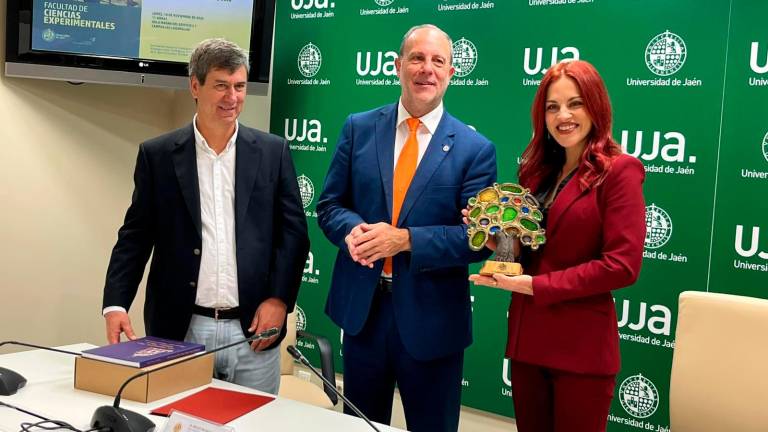 La UJA se llena para recibir a la astronauta Sara García Alonso