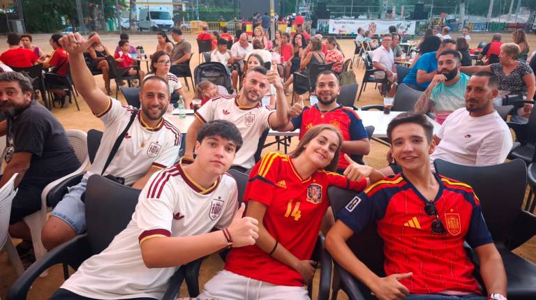 <i>Aficionados justo antes del encuentro entre España - Bélgica. / Diario JAÉN. </i>