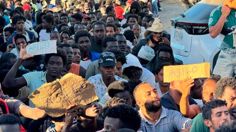 <i>Varios migrantes en Ceuta. / Iván Zambrano / Europa Press.</i>