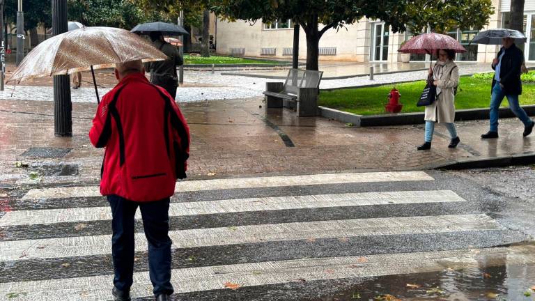 La lluvia y el frío marcan el sábado con la mirada puesta en la bajada térmica