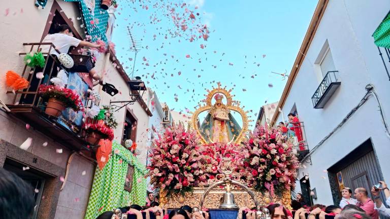 Miles de personas acompañan a la Virgen de la Victoria en Martos