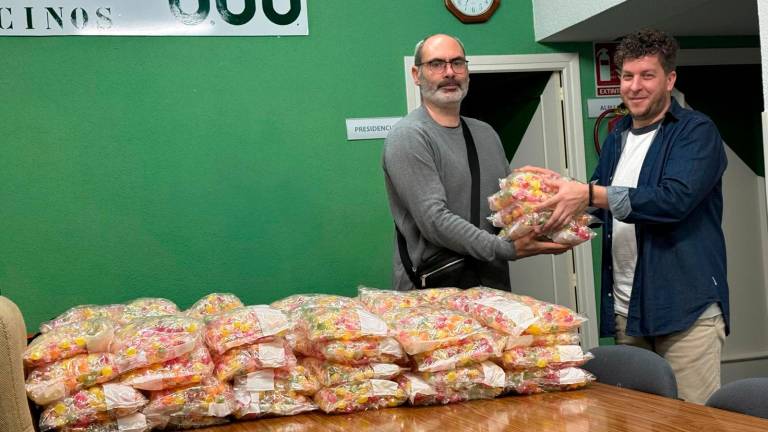 Asociaciones vecinales de Jaén recuperan el reparto de caramelos tras más de 15 años