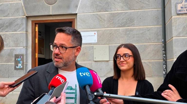 <i>El portavoz de Adelante Andalucía, José Ignacio García, atiende a los medios en la presentación de avales para las elecciones generales del 29N. / Adelante Andalucía.</i>