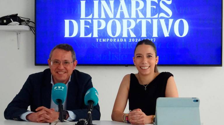 <i>Carlos Vallejo y Tania Casas presentan la campaña de abonados. / Antonio del Arco.</i>