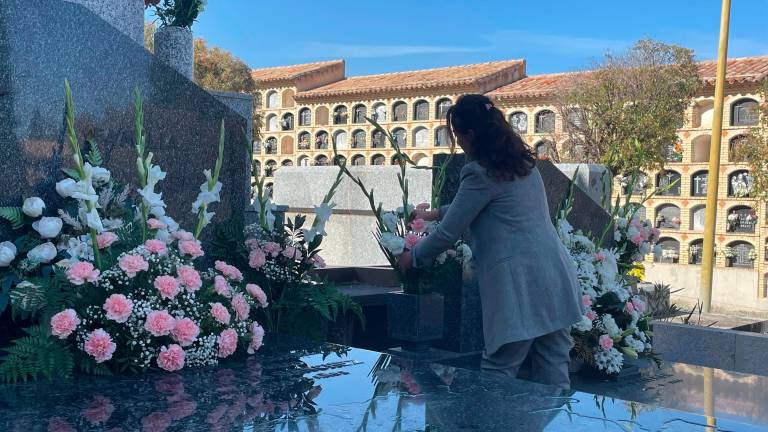 Trasiego continuo de jiennenses en el cementerio de San Fernando para honrar a sus seres queridos