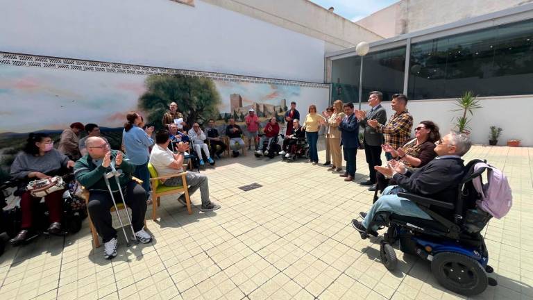 El presidente de la Diputación de Jaén, Paco Reyes, en su visita a la sede de Aspramif. / Diputación de Jaén.