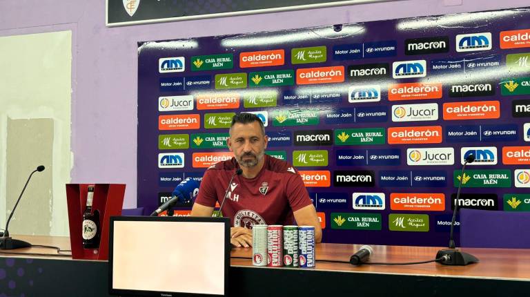 <i>Manuel Herrero en rueda de prensa. / Álex Gómez / Diario JAÉN.</i>