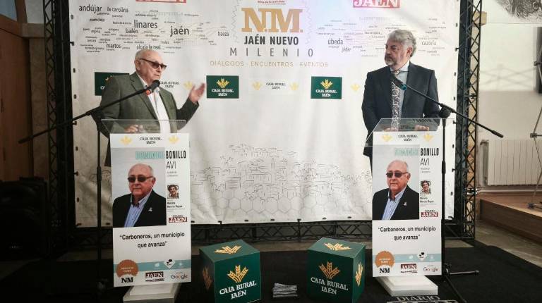 <i>El alcalde de Carboneros, Domingo Bonillo, y el director de Diario JAÉN, Juan Espejo, durante la ronda de preguntas de los Diálogos “Jaén Nuevo Milenio”. / Agustín Muñoz / Diario JAÉN.</i>