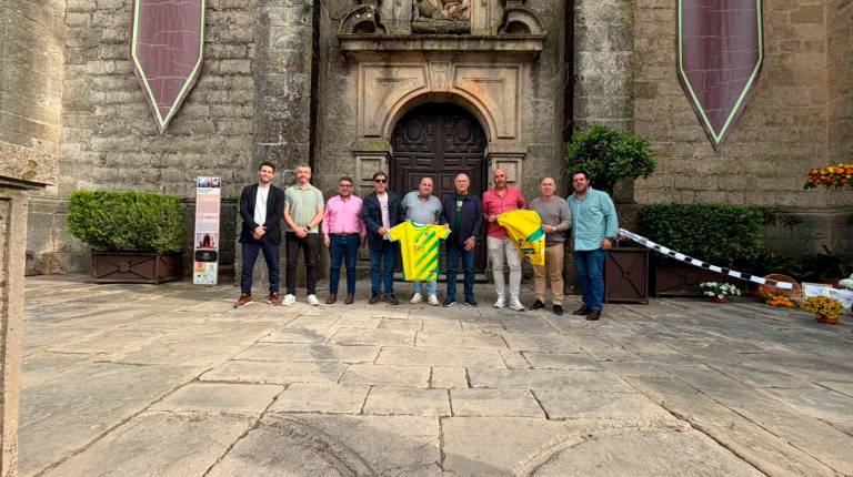 <i>Los representantes del Jaén Paraíso Interior FS posan con los de la comarca tras firmar el acuerdo. / Jaén FS.</i>
