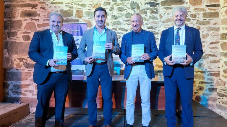 <i>Javier Rodríguez Muriel, Cristóbal Pérez, José Manuel Muriel y Juan Espejo, poco antes de comenzar la presentación. / Carmen Jiménez / Diario JAÉN.</i>
