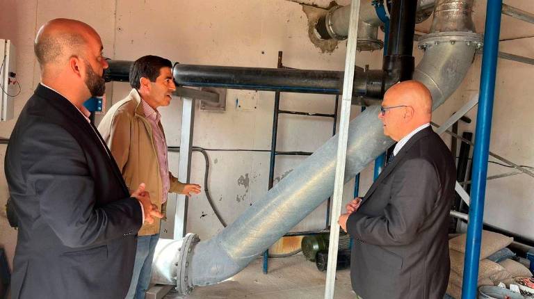 <i>El subdelegado del Gobierno, Manuel Fernández, durante una visita a actuaciones realizadas con cargo al PFEA en Pozo Alcón. Archivo. / Subdelegación del Gobierno.</i>