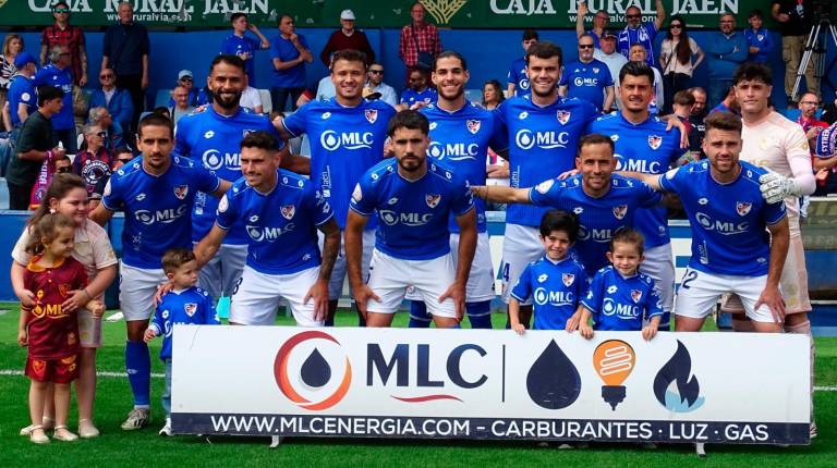 <i>Formación del Linares Deportivo del último partido de Liga ante el Extremadura. / Antonio del Arco.</i>