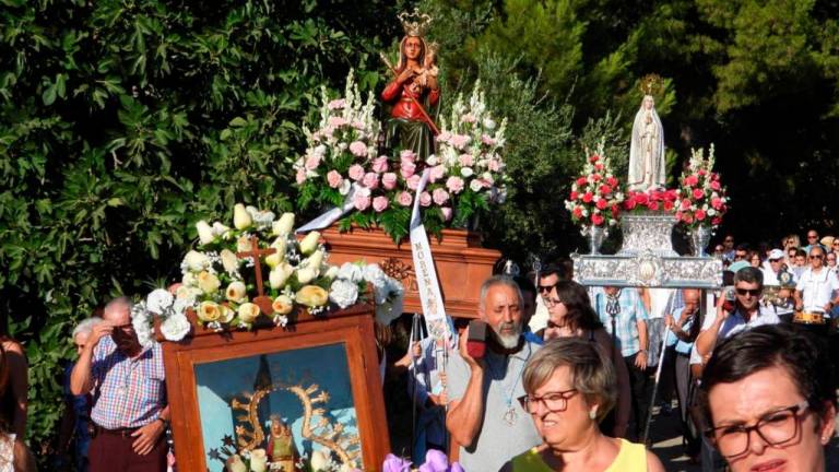 Decenas de vecinos acompañan con delirio a la Virgen de la Cabeza en Hoyo Piedra