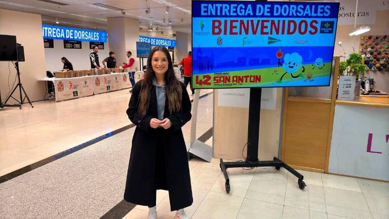 La concejala Ana Núñez en la zona de recogida de dorsales de la pasada edición de la Carrera de San Antón. Archivo.