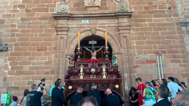 <i>Momento de la salida del Santísimo Cristo de la Buena Muerte. / Isabel Aranda / Diario JAÉN.</i>