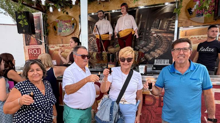 <i>Los jiennenses llenan el real del recinto ferial Alfonso Sánchez Herrera para disfrutar de la jornada de este domingo. / Ana Isabel Bravo / Diario JAÉN.</i>