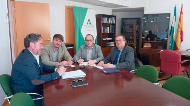 <i>Carlos Guirao (2i), junto a otros responsables de TurJaén, en una reunión con el delegado José Ayala. / Turjaén / Europa Press</i>