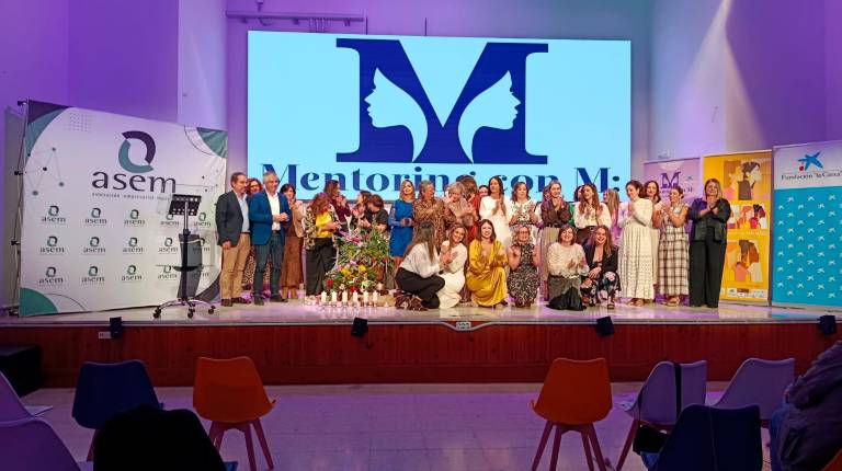 <i>Más de cuarenta personas asistieron a la gala final de la sexta edición de “Mentoring con M: Mujeres que inspiran”, celebrada en el IES Fernando III, y que puso el foco en los beneficios de la creación de redes de apoyo para el emprendimiento.</i>