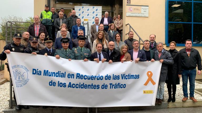 Unidad institucional en recuerdo de las víctimas de accidentes de tráfico
