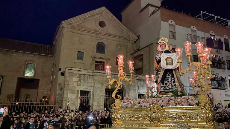 “El Abuelo” regresa al Camarín: las mejores imágenes de su recorrido de Viernes Santo