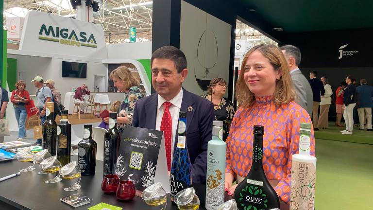 Francisco Reyes y Amparo López, en su parada conociendo los aceites de oliva virgen extra Jaén Selección 2025. / Juanfran Paredes / Diario JAÉN. 