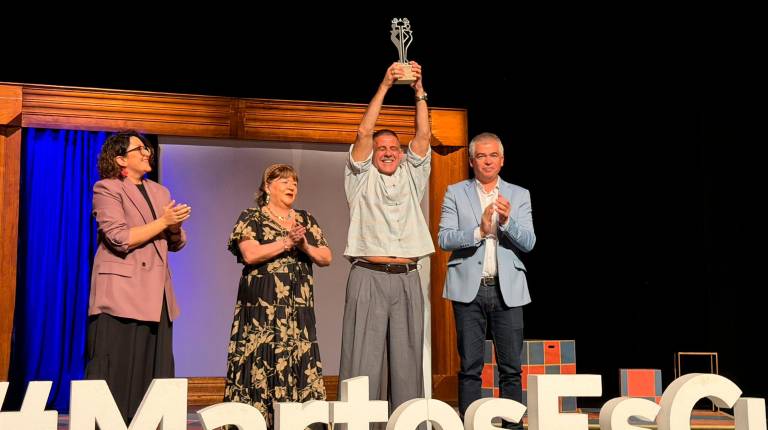 <i>Antonio Hernández Centeno alzando el premio que le otorgó el Ayuntamiento de Martos. / Ayuntamiento de Martos. </i>