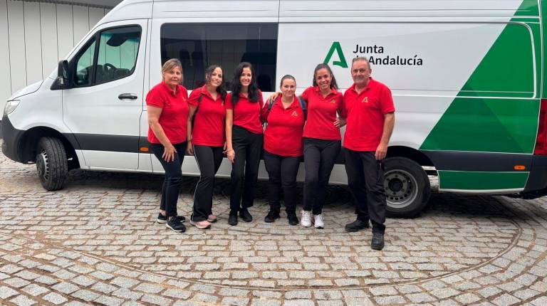 <i>Profesionales del Centro de Transfusión Sanguínea, Tejidos y Células de Jaén junto a una unidad móvil. / Junta de Andalucía. </i>