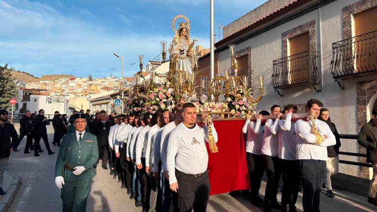 Santa Catalina discurre en romería por Jaén en búsqueda de su castillo