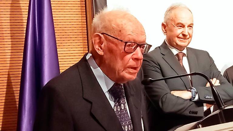 El arquitecto jiennense Luis Berges agradece y brinda el premio a quienes colaboraron con él a lo largo de su carrera. / Fran Miranda / Diario JAÉN.