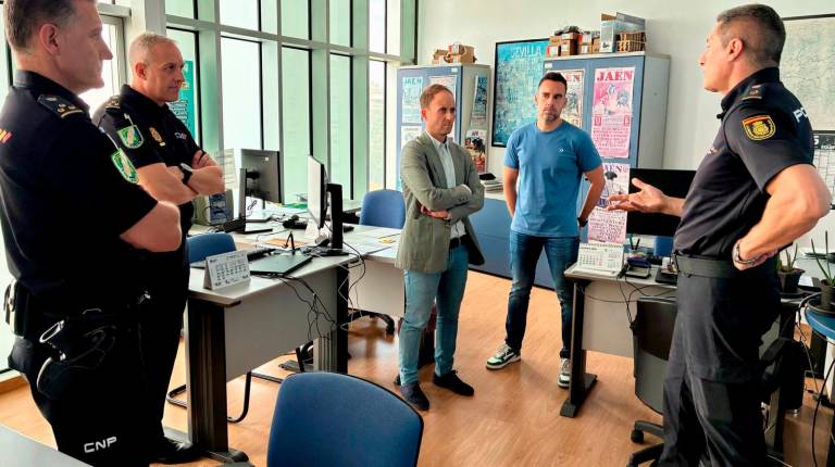 <i>Erik Dominguez en la visita a la Unidad de la Policía Nacional. / Junta de Andalucía. </i>
