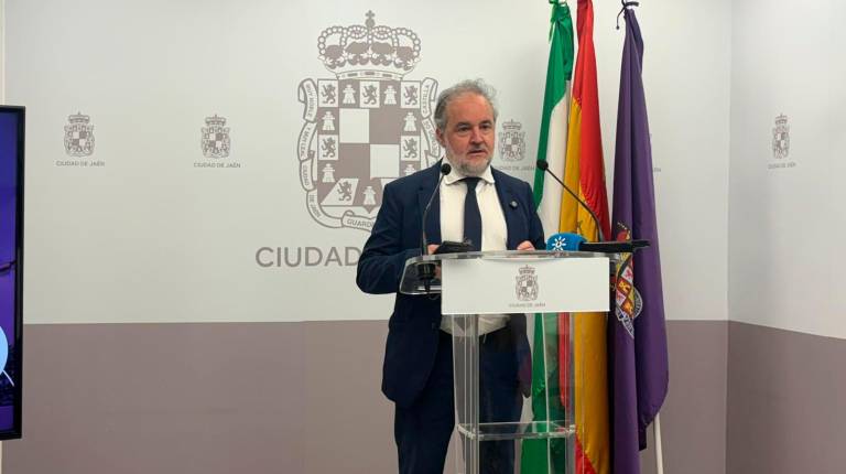 <i>Francisco Lechuga, concejal del Área Económica, durante la rueda de prensa. / Juanfran Paredes / Diario JAÉN.</i>